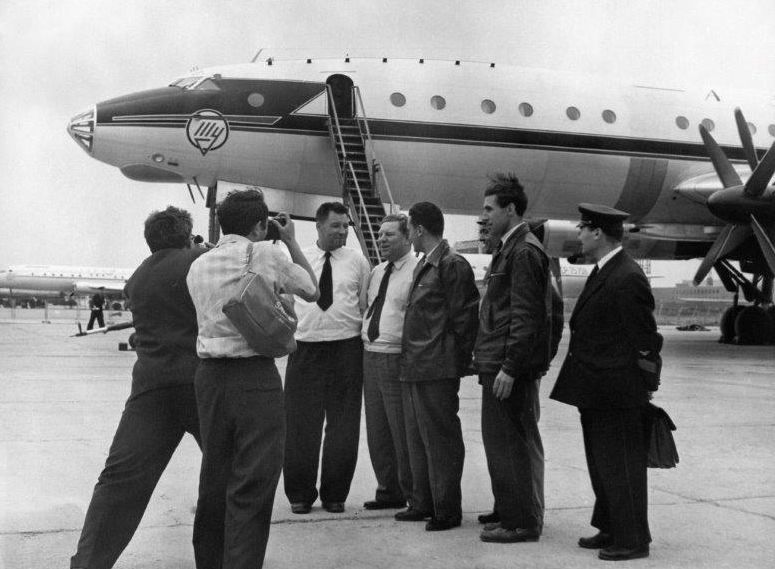 Летчики после установления двух мировых рекордов в одном полете, 12 июля 1961 г. (П.В. Солдатов четвертый слева)